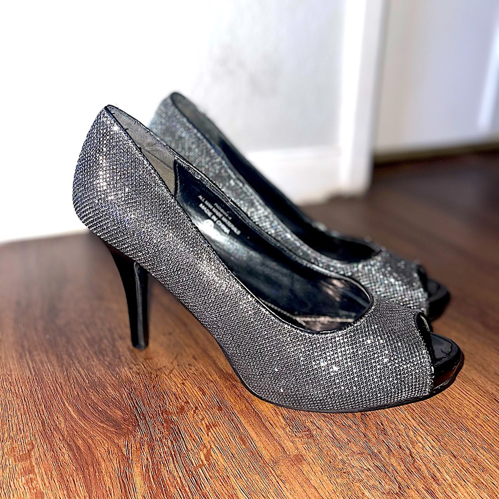Shoes chi stylish expensive but selling cheap give a price and negotiate